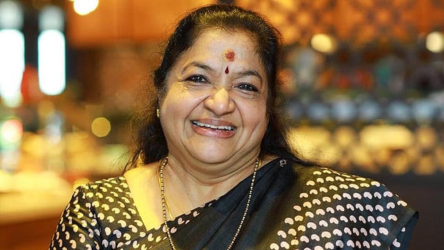 മലയാളം കൂടാതെ ഹിന്ദി, തമിഴ്, തെലുങ്ക്, കന്നഡ, ബംഗാളി, ഒഡിയ, തുളു, മറാഠി, പഞ്ചാബി, രാജസ്ഥാനി തുടങ്ങിയ ഭാഷകളിലൊക്കെ ചിത്ര പാടിയിട്ടുണ്ട്.