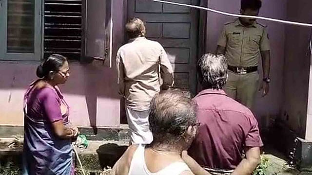 വീടിന് മുന്നില് വയോധിക ഷോക്കേറ്റ് മരിച്ച നിലയില്
