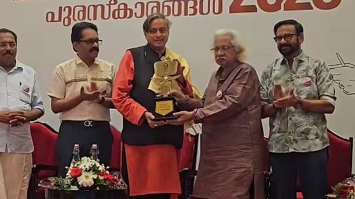 'ഉയരക്കൂടുതലാണ് തരൂരിന്റെ പ്രശ്നം', മലയാളികള് ആകാശം കാണാതെ ജീവിക്കുന്നവരെന്ന് അടൂര് ഗോപാലകൃഷ്ണന്