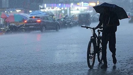ന്യൂനമര്ദ്ദം ദുര്ബലമായി; ദുരിതപ്പെയ്ത്തില് നിന്ന് കേരളത്തിന് ആശ്വാസം, ഈ ദിവസങ്ങളില് കാര്യമായ മഴ ഉണ്ടാവില്ല
