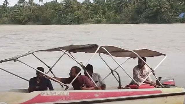 വൈക്കത്ത് 30 പേരുമായി പോയ വള്ളം മറിഞ്ഞു; അപകടത്തില്പ്പെട്ടത് മരണ വീട്ടില് വന്ന് മടങ്ങിയവര്