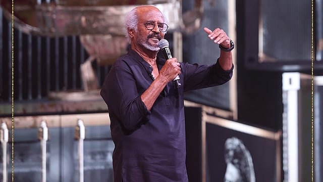 രജനികാന്തിനെ കൂടാതെ ആമിർ ഖാൻ, നാഗാർജുന, സൗബിൻ ഷാഹിർ, ഉപേന്ദ്ര, ശ്രുതി ഹാസൻ, സത്യരാജ് എന്നിവരും ചിത്രത്തിൽ പ്രധാന വേഷങ്ങളിലെത്തുന്നുണ്ട്.