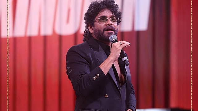 ദേവ എന്ന കഥാപാത്രമായി രജനിയെത്തുമ്പോൾ സൈമൺ എന്ന വില്ലൻ കഥാപാത്രമായാണ് നാഗാർജുന ചിത്രത്തിലെത്തുന്നത്.
