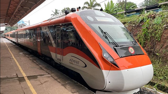 തത്സമയ ബുക്കിങ് കേരളത്തിലെ ഒരു വന്ദേഭാരതില്‍; ട്രെയിന്‍ എത്തുന്നതിന് 15 മിനിറ്റ് മുമ്പു വരെ ടിക്കറ്റെടുക്കാം