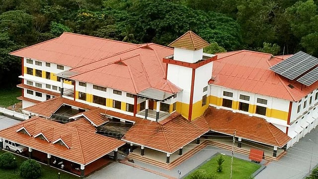 'പണം നല്‍കിയാല്‍ പരീക്ഷ പാസ്സാക്കാം',
വാഗ്ദാനങ്ങളിൽ വീഴരുതെന്ന് കാലിക്കറ്റ് സര്‍വകലാശാല