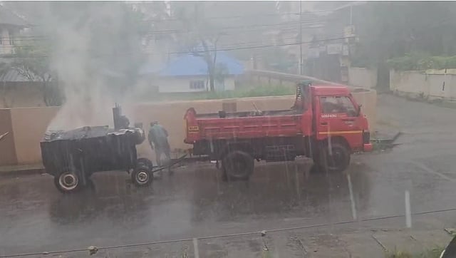 കോരിച്ചൊരിയുന്ന മഴയത്ത് റോഡ് ടാറിങ്ങ്; ചീത്ത വിളി, ദൃശ്യങ്ങൾ വൈറലായതോടെ പണി നിർത്താനാവശ്യപ്പെട്ട് തൃശ്ശൂർ മേയർ (വീഡിയോ) 
