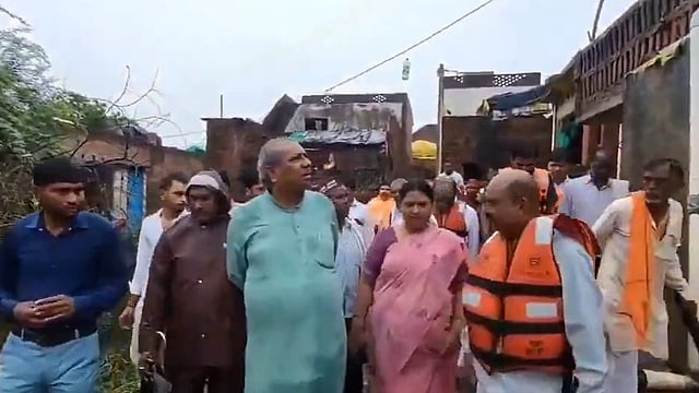 'ശുദ്ധീകരിക്കാന്‍ ഗംഗാ നദി നിങ്ങളുടെ കാൽചുവട്ടിൽ എത്തിയിരിക്കുന്നു, അനുഗ്രഹം സ്വീകരിക്കുക'; വെള്ളപ്പൊക്ക ദുരിതം നേരിടുന്ന സ്ത്രീയോട് മന്ത്രി, വിവാദം