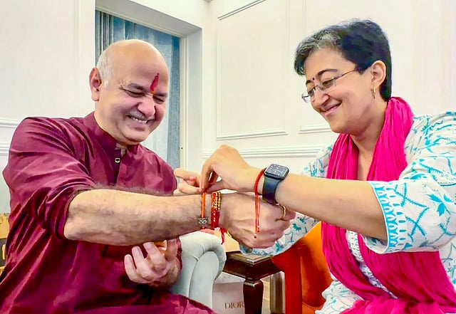 രക്ഷാബന്ധൻ ദിനത്തിൽ ഡൽഹി പ്രതിപക്ഷ നേതാവ് അതിഷി സിങ് ആം ആദ്മി നേതാവ് മനീഷ് സിസോദിയയ്ക്ക് രാഖി കെട്ടി നൽകുന്നു