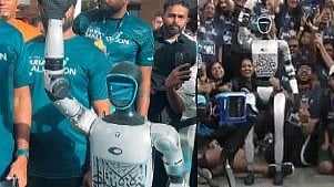 'മാളത്തൺ' ഓട്ടത്തിൽ പങ്കെടുക്കാനെത്തി;
സെൽഫി എടുക്കാനും തൊട്ട് നോക്കാനും ചുറ്റും ആളുകൾ;
ദുബൈയിലെ താരം ഇപ്പോൾ ഈ റോബോട്ട് ആണ് (വിഡിയോ) 