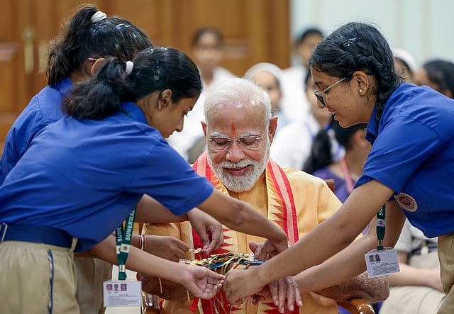 കുട്ടികള് മോദിയുടെ കയ്യില് രാഖികെട്ടി. പകരം പ്രധാനമന്ത്രി സമ്മാനങ്ങള് നല്കി