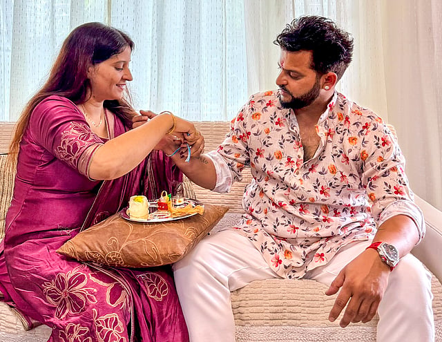 ഇന്ത്യൻ മുൻ ക്രിക്കറ്റ് താരം സുരേഷ് റെയ്ന രക്ഷാബന്ധൻ ആഘോഷിക്കുന്നു.