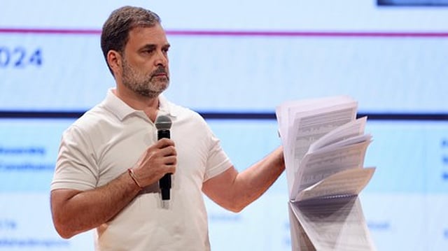 'ഒരു സ്ത്രീ രണ്ടു തവണ വോട്ട് ചെയ്തതിന്റെ രേഖ കാണിക്കൂ, ആരോപണം തെറ്റ്'; രാഹുലിന് നോട്ടീസ്