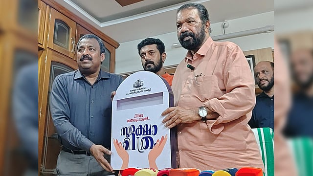 'ചിരിക്കൂ, ഞങ്ങളൊപ്പമുണ്ട്.., സുരക്ഷാമിത്രം ഹെൽപ് ബോക്സ്‌ എല്ലാ സ്‌കൂളുകളിലും..'