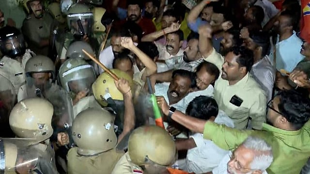 തൃശൂരില് സിപിഎം മാര്ച്ചില് പ്രതിഷേധിച്ച് ബിജെപി; പോര്വിളിയും സംഘര്ഷവും, കല്ലേറില് രണ്ട് പേര്ക്ക് പരിക്ക്