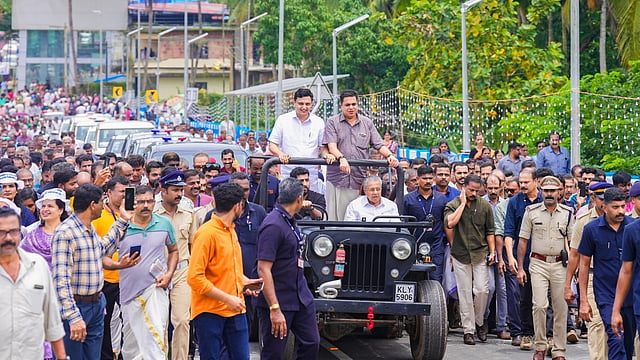 ഇനി ലെവൽ ക്രോസിൽ വാഹനങ്ങൾ ക്യൂവിലല്ല;
കൊടുവള്ളി റെയിൽവേ മേൽപ്പാലം മുഖ്യമന്ത്രി നാടിന് സമർപ്പിച്ചു