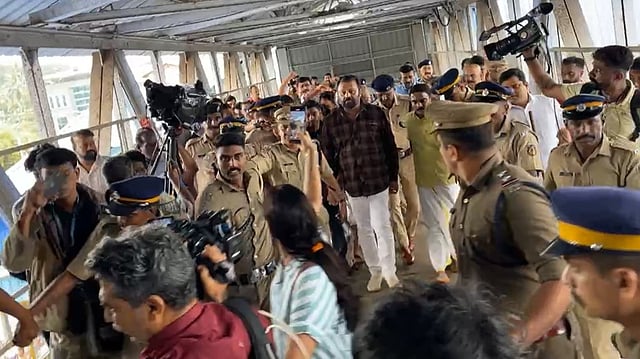 'ഇത്രത്തോളം സഹായിച്ചതിന് നന്ദി'; വോട്ടുവിവാദത്തിനിടെ സുരേഷ് ഗോപി തൃശൂരില്‍; വന്‍ വരവേല്‍പ്പ്