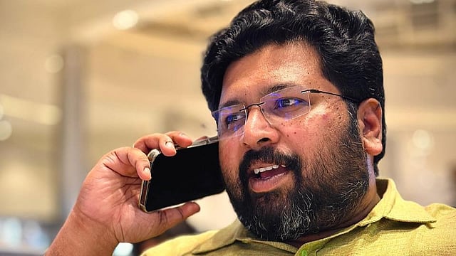 'ഖാര്ഗെയുടെ ഓഫീസില് നിന്ന് കോള്'; ശബരിനാഥനും അജ്ഞാത ഫോണ് സന്ദേശം