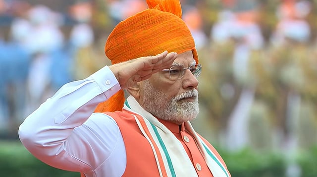 ആണവായുധം കാട്ടി വിരട്ടേണ്ട; സിന്ധു നദീ ജലക്കരാറില് പുനരാലോചനയില്ല; ചെങ്കോട്ടയില് പതാക ഉയര്ത്തി മോദി
