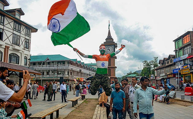 ഓപ്പറേഷൻ സിന്ദൂറിൽ പങ്കെടുത്ത വീര സൈനികർക്ക് മോദി ആദരം അര്പ്പിച്ചു.