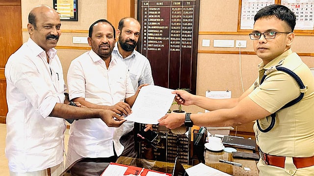 സുരേഷ് ​ഗോപിയുടേയും കുടുംബത്തിന്റേയും വോട്ട്; തെളിവ് നൽകാൻ ടിഎൻ പ്രതാപന് നോട്ടീസ്