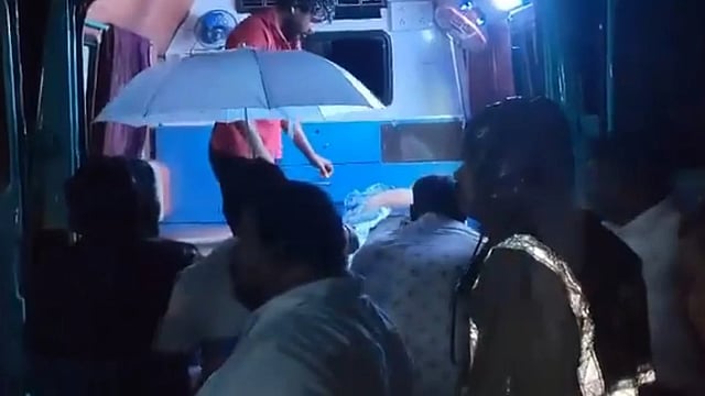 ജന്മാഷ്ടമി ഘോഷയാത്രയ്ക്കിടെ രഥം ഹൈടെന്‍ഷന്‍ ലൈനില്‍ തട്ടി; ഹൈദരാബാദില്‍ അഞ്ചുപേര്‍ വൈദ്യുതാഘാതമേറ്റ് മരിച്ചു 