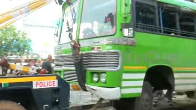 ഡ്രൈവര്ക്ക് ദേഹാസ്വാസ്ഥ്യം, തിരുവനന്തപുരത്ത് ബസ് ഡിവൈഡറില് ഇടിച്ചുകയറി, മൂന്ന് പേര്ക്ക് പരിക്ക്
