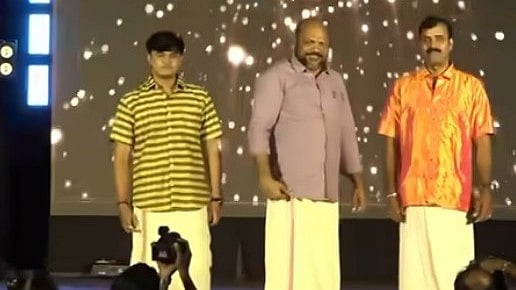 'മിനിസ്റ്റര് മൂഡല്ല, ഇത് മോഡല് മൂഡ്!'; റാമ്പിലൂടെ നടന്ന് സര്പ്രൈസ് എന്ട്രിയുമായി മന്ത്രി രാജീവ്; വീഡിയോ