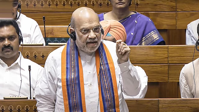 'ജയിലില് ആയാല് പുറത്ത്'; ബില് ലോക്സഭയില് അവതരിപ്പിച്ച് അമിത് ഷാ; കീറിയെറിഞ്ഞ് പ്രതിപക്ഷം, സഭയില് കയ്യാങ്കളി
