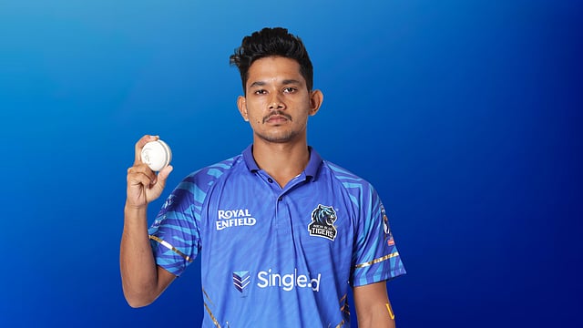 4 ഓവർ, 1 മെയ്ഡൻ, 13 റൺസ്, 3 വിക്കറ്റ്! കളി 'നിർണയിച്ച' അഖിൻ സത്താറിന്റെ ബൗളിങ്