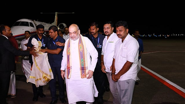 അമിത് ഷായ്ക്കെതിരെ യൂത്ത് കോണ്ഗ്രസ് കരിങ്കൊടി, ഗുരുതര സുരക്ഷാ വീഴ്ചയെന്ന് ബിജെപി; പരാതി
