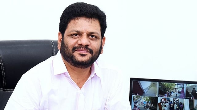 'ഏതൊക്കെ മന്ത്രിമാരുടെ കൂടെയാണ് ഇവര് അര്ധ വസ്ത്രം ധരിച്ച് നില്ക്കുന്നത്?'; പരാതിക്കാരെ അധിക്ഷേപിച്ച് വി കെ ശ്രീകണ്ഠന്