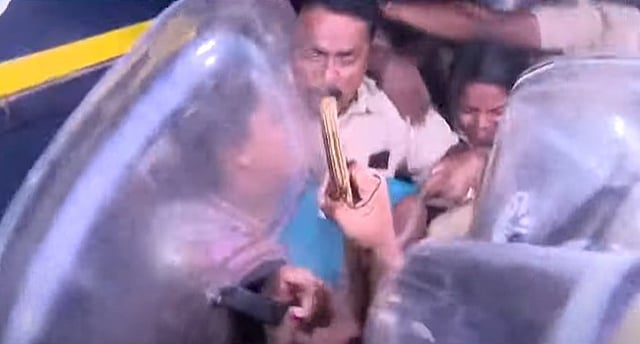 തലസ്ഥാനത്ത് തെരുവ് യുദ്ധം; യൂത്ത് കോണ്ഗ്രസ് പ്രവര്ത്തകര് പൊലീസിന് നേരെ തീപ്പന്തമെറിഞ്ഞു; ലാത്തിച്ചാര്ജ്, ജലപീരങ്കി