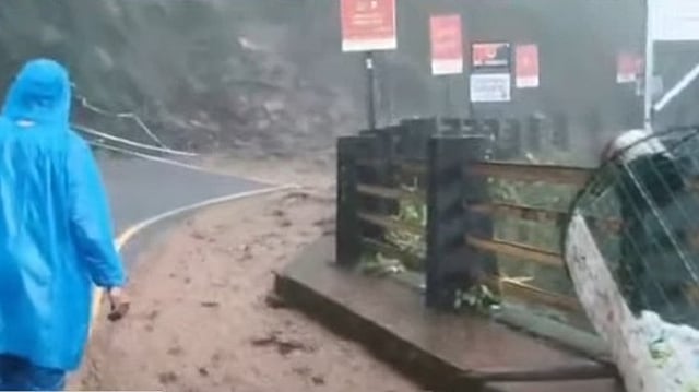 താമരശേരി ചുരത്തില് വീണ്ടും മണ്ണിടിച്ചില്; ഗതാഗതം നിരോധിച്ചു