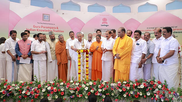 ആത്മീയ ആചാര്യന്‍മാര്‍  ആധുനിക കേരളത്തിന് മാനസിക അടിത്തറ പാകി, പുരോഗമനത്തിലേക്ക് നയിച്ചു: മുഖ്യമന്ത്രി  