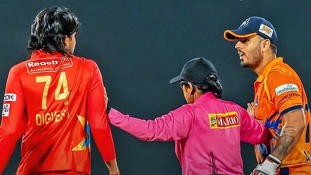 അവശ്യമില്ലാത്ത 'ചൊറിച്ചിൽ'; ദിഗ്വേഷ് രതിയെ നിർത്തി പൊരിച്ച് നിതീഷ് റാണ; ഗ്രൗണ്ടിൽ വൻ വാക് പോര്! (വിഡിയോ)