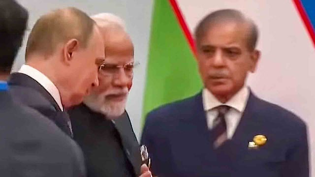 പാകിസ്ഥാന് പ്രധാനമന്ത്രിയെ ഗൗനിക്കാതെ കുശലം പറഞ്ഞ് മോദിയും പുടിനും; ഉച്ചകോടിയില് ശ്രദ്ധാകേന്ദ്രമായി ഇന്ത്യന് പ്രധാനമന്ത്രി ( വീഡിയോ)