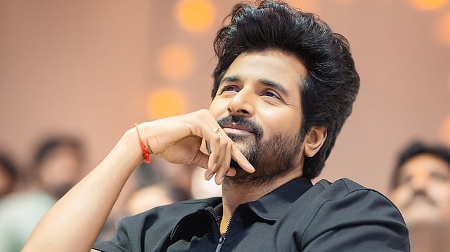 2008 ൽ നടൻ അജിത്തിനൊപ്പം ഏകൻ എന്ന ചിത്രത്തിലൂടെയാണ് ശിവകാർത്തികേയൻ സിനിമാ അരങ്ങേറ്റം കുറിക്കുന്നത്. നിർഭാഗ്യവശാൽ ആ ചിത്രത്തിൽ അദ്ദേഹം അഭിനയിച്ച ഭാഗങ്ങൾ വെട്ടിമാറ്റി.