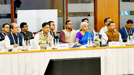 വ്യവസായ മേഖലയുടെ നികുതി ഭാരം കുറയ്ക്കും; നിരക്ക്  പരിഷ്‌കരണവുമായി മുന്നോട്ട് പോകാന്‍ ജിഎസ്ടി കൗണ്‍സിലില്‍ ധാരണ 