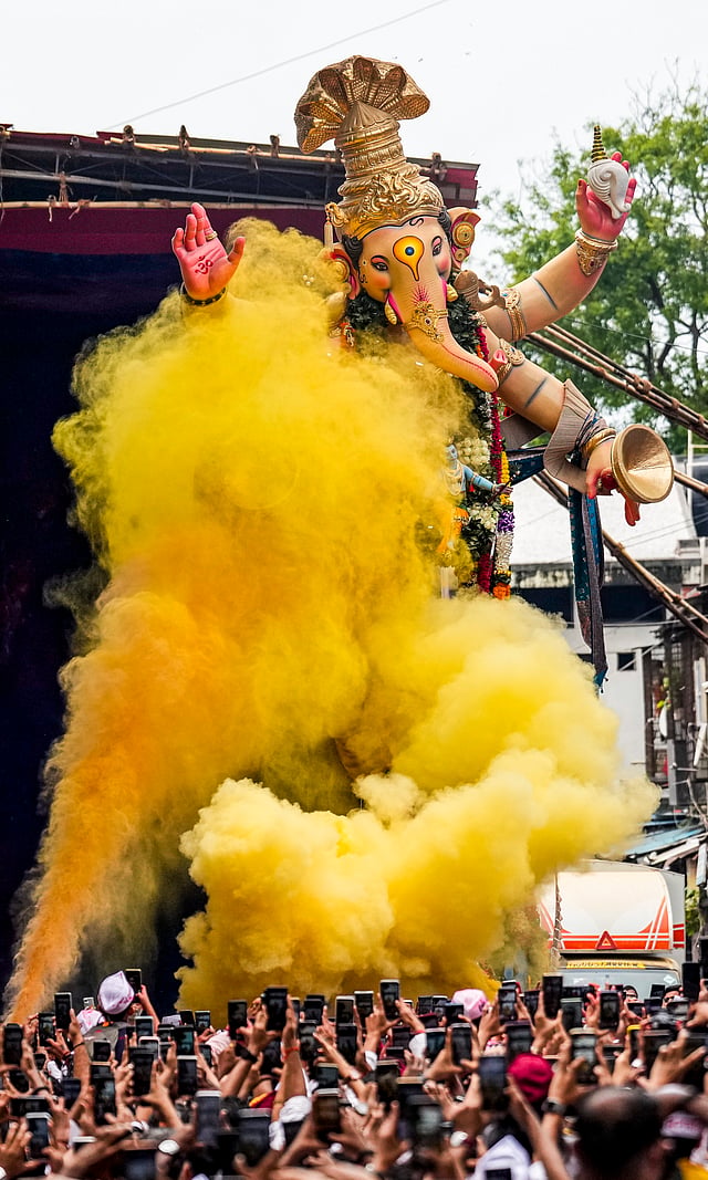ഗണേഷ് ചതുർഥി ആഘോഷങ്ങൾ കാരണം മുംബൈ നഗരത്തിൽ വൻ ഗതാഗതക്കുരുക്കും ഇന്ന് അനുഭവപ്പെട്ടു.