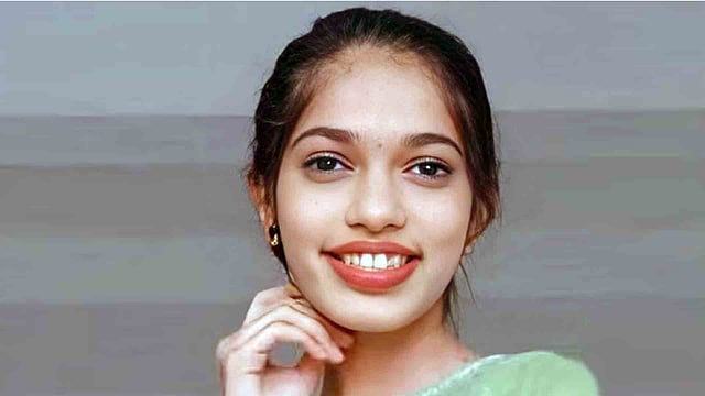 'മരിക്കാന് പോകുന്നെന്ന് അമ്മയ്ക്ക് സന്ദേശം'; ഭര്തൃവീട്ടില് നവവധു തൂങ്ങിമരിച്ച നിലയില്