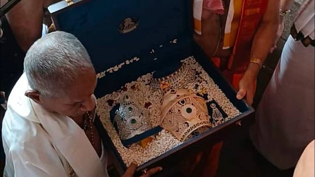 എട്ടുകോടി മൂല്യം; വജ്ര കിരീടങ്ങളും സ്വര്ണവാളും മൂകാംബിക ക്ഷേത്രത്തില് സമര്പ്പിച്ച് ഇളയരാജ
