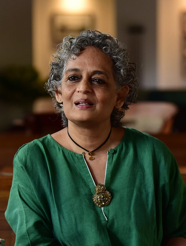 അരുന്ധതി റോയ്