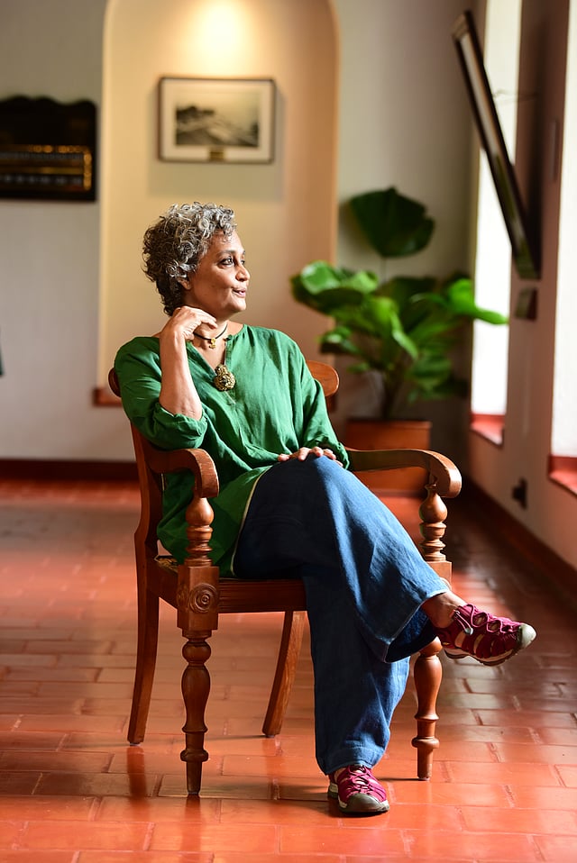 അരുന്ധതി റോയി