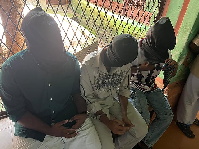 കെഎസ്യു പ്രവര്ത്തകരെ മുഖംമൂടി ധരിപ്പിച്ച് കോടതിയിലെത്തിച്ചപ്പോള്