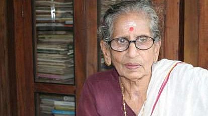 'പാത്രം നീട്ടി നില്ക്കുന്ന കുഞ്ഞുങ്ങളെ കാണുമ്പോള് എനിക്ക് എങ്ങനെയാണ് ചോറ് തൊണ്ടയില് നിന്നിറങ്ങുക', എം ലീലാവതിക്ക് നേരെ സൈബര് ആക്രമണം