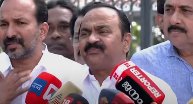 പിണറായിയുടെ പൊലീസിനെ പറ്റി ചോദിച്ചപ്പോള് പറഞ്ഞത് 1920 മുതലുള്ള കഥകള്; കുറ്റക്കാരെ പിരിച്ചുവിടണം; നിയമസഭാ കവാടത്തില് സത്യഗ്രഹവുമായി പ്രതിപക്ഷം