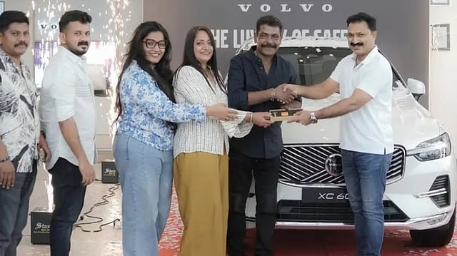 'മൈ ഫോണ് നമ്പര് ഈസ് 2255', വാശിയേറിയ ലേലം; ആന്റണി പെരുമ്പാവൂര് 2255 സ്വന്തമാക്കിയത് 3.20 ലക്ഷത്തിന്