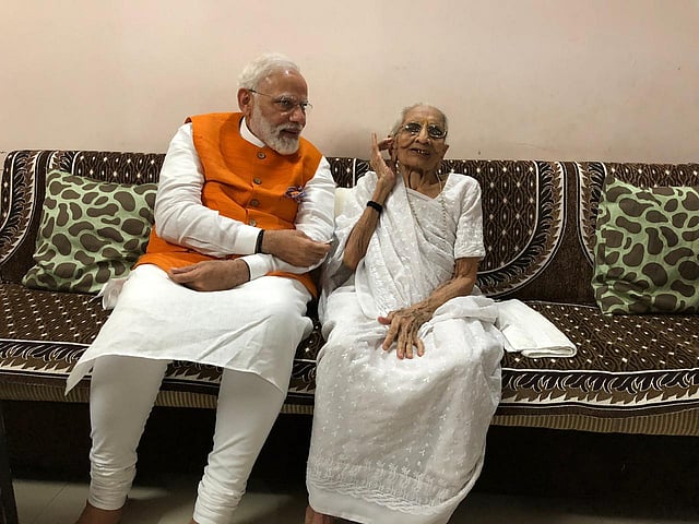 നരേന്ദ്ര മോദി അമ്മ ഹിരാബെന്നിനൊപ്പം