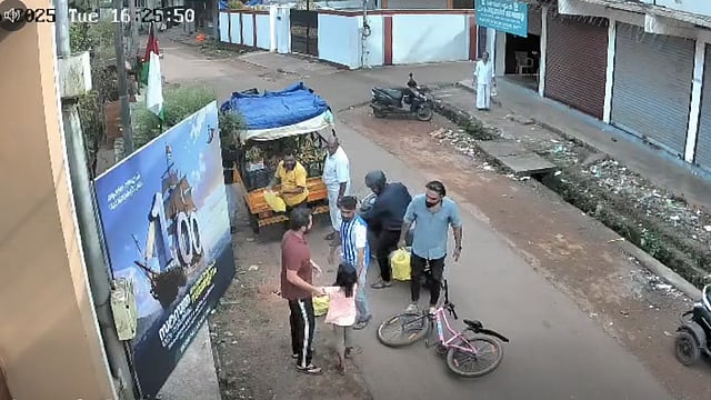 ചൂയിംഗം തൊണ്ടയില്‍ കുടുങ്ങി; എട്ടു വയസുകാരിയുടെ ജീവന്‍ രക്ഷിച്ച് യുവാക്കള്‍, അഭിനന്ദന പ്രവാഹം- വിഡിയോ 