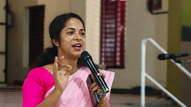 'സ്വന്തം നഗ്‌നത മറയ്ക്കാന്‍ മറ്റുള്ളവരുടെ ഉടുതുണി പറിക്കുന്ന രാഷ്ട്രീയ പാപ്പരത്തം'; സോഷ്യല്‍ മീഡിയ അപവാദ പ്രചാരണത്തിനെതിരെ പരാതിയുമായി ഷൈന്‍ ടീച്ചര്‍